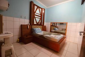 a small bedroom with a bed and a mirror at Hotel Bellamy in São Paulo +38 photos