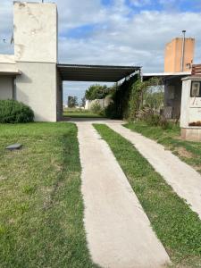 a concrete path in front of a house at Casa 2 Habitaciones in Las Varillas