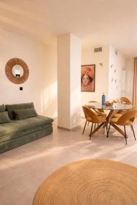 a living room with a green couch and a table at DozZze Julieta in Alicante
