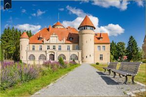a castle with a bench in front of it at Ostseebude in Loddin