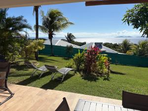 a patio with chairs and a view of the ocean at Belle vue de Grande Anse in Trois-Rivières