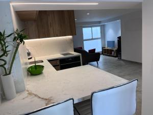 a kitchen and living room with a table and chairs at Centro Histórico - Beneficencia Flat in Valencia