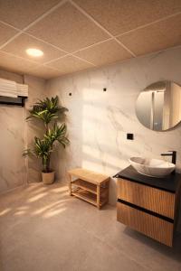 a bathroom with a sink and a mirror at DozZze Julieta in Alicante