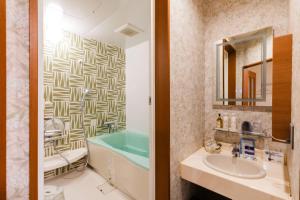 ein Badezimmer mit Waschbecken und Badewanne in der Unterkunft HOTEL Fiore Nakagawa -Adult Only- LOVE HOTEL in Nagoya