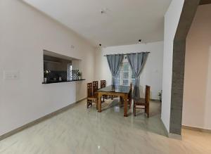 a dining room with a table and chairs at Sintra Villa in Meppādi