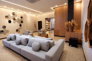 ein großes Wohnzimmer mit Sofa und Sesseln in der Unterkunft Hotel Ouro Mel in Santa Bárbara
