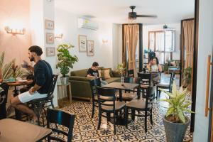 a group of people sitting at tables in a room at La Brisa Loca Prime in Santa Marta