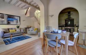a kitchen and living room with a table and chairs at 2 Bed in Tunbridge Wells oc-tw660 in Royal Tunbridge Wells