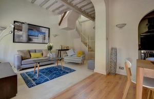 a living room with a couch and a table at 2 Bed in Tunbridge Wells oc-tw660 in Royal Tunbridge Wells