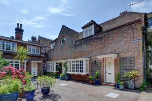 an old brick house with plants in front of it at 2 Bed in Tunbridge Wells oc-tw660 in Royal Tunbridge Wells