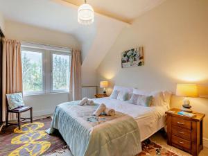 a bedroom with a bed with two stuffed animals on it at 3 Bed in Keswick oc-sz135 in Threlkeld