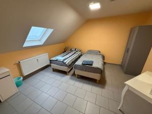 two beds in a small room with a window at Duren Bahnhof in Düren - Eifel