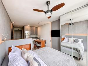 a bedroom with a bed and a ceiling fan at Livin517 in Xangri-lá