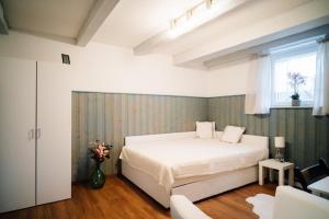 a bedroom with a white bed and a window at Ferienwohnung Gierschner in Kronach