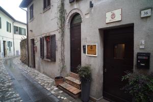 a building with a door and a bench on a street at Affittacamere Fulginiae in Foligno