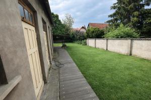 a backyard with a lawn and a fence at ehemalige Kirche in neuem Glanz in Oranienbaum-Wörlitz