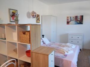 a small room with a bed and a shelf at Anći in Sumartin