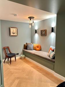 a room with a bed and a chair in it at Nieuwe Haven 23 in Dordrecht