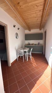 a kitchen and dining room with a table and chairs at Sant'Elia B&B in Alessandria del Carretto