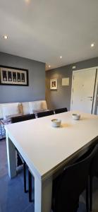 a white table in a living room with two bowls on it at Casa Arena 2 in Nigrán
