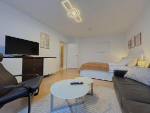a living room with a couch and a bed at Dein Apartment mit Queensize Bett im Erdgeschoss in Neukirchen-Vluyn