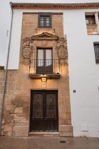 a building with a door and a balcony at Boutique Casa de los Pedraza in Baeza