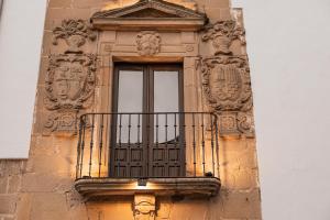 a window on the side of a building with a balcony at Boutique Casa de los Pedraza in Baeza