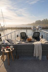 a large bed on the deck of a boat at ÖKO Budget Hausboot Retreat Mondschein in Stralsund