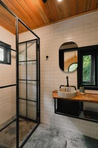 a bathroom with a sink and a mirror at Cabana Fora in São Francisco de Paula +40 photos