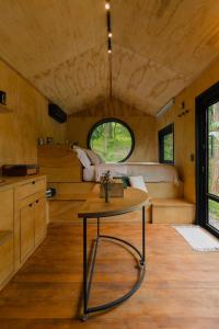 a small table in the middle of a tiny house at Cabana Fora in São Francisco de Paula