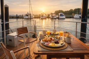 a table with a plate of food on a boat at ÖKO Budget Hausboot Retreat Mondschein in Stralsund