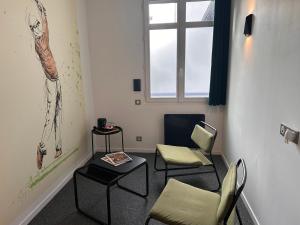 a waiting room with two chairs and a window at Urban Style Biarritz Le Relais in Biarritz