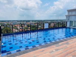 a large swimming pool on top of a building at Liyasha Villa - AEONSKY in Negombo