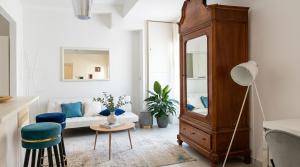 a living room with a couch and a mirror at Allegra Toscana - Affittacamere Guest house Arezzo in Arezzo