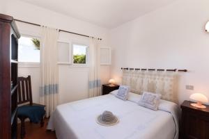 a bedroom with a bed with a hat on it at Rocca Ruja Vip in Stintino