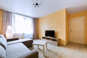 モスクワにあるLux Apartmentsのリビングルーム(ソファ、テレビ付)