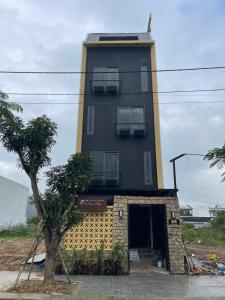 a tall building with a door in front of it at Nhà Nghỉ Chiếc Nón in Thôn Dương Xuân Hạ