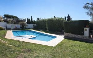 a small swimming pool in a yard with a yard at Casa Tossa – Piscina, Vistas Mar y A/C (6 pax) in Tossa de Mar