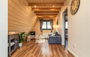 a large living room with a wooden ceiling at Confortable Chalet Moderne in Anould