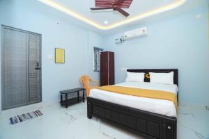 a bedroom with a bed and a ceiling fan at Ramnath Residency in Rāmeswaram