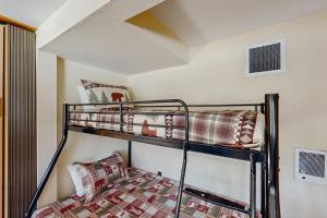 a bunk bed room with two bunk beds at Ponderosa Cabin in Bend