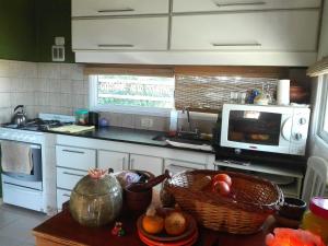 a kitchen with a table with a basket of fruit at Habitación en Casa Museo in Villa Garibaldi