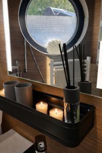 a table with candles and a mirror in a room at ÖKO Budget Hausboot Retreat Morgenrot in Stralsund