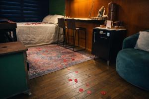 a room with a bed and a floor with blood on the floor at Cabana estilo Glamping com Banheiras Quente e Vista às Montanhas in Rio do Sul