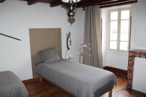 a bedroom with a bed and a window at Oasis de Compostelle in Lauzerte