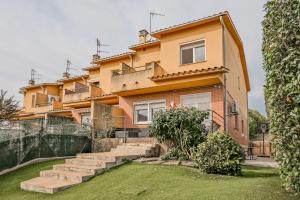 a house with stairs in front of it at Casa con jardín en Besalú, ideal para familias in Besalú