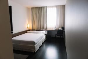 ein Hotelzimmer mit zwei Betten, einem Schreibtisch und einem Fenster in der Unterkunft ETH Rioja in Haro + 31 Fotos