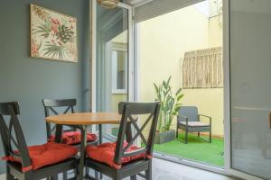 a dining room with a table and chairs at Chic & Comfortable Apartment, Private Terrace in Valencia