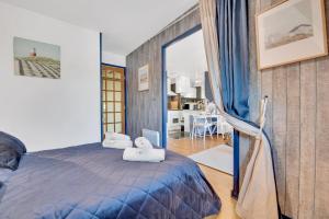 a bedroom with a bed with towels on it at L'Échappée Belle de Houlgate 2 personnes in Houlgate