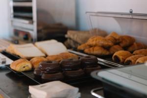 ein Haufen Donuts auf einem Tablett in einer Bäckerei in der Unterkunft ETH Rioja in Haro